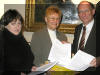 27.01.2004 Weitergabe der 563 Petitionen aus dem Raum Marktoberdorf zur Schulreform